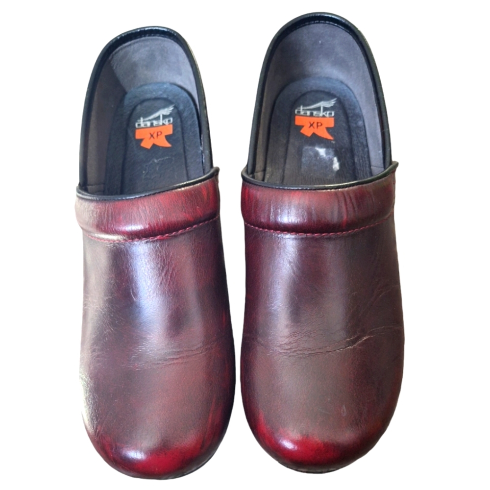 Dansko XP (extra performance) Burgundy Dansko clogs extra comfy. Size 42.
